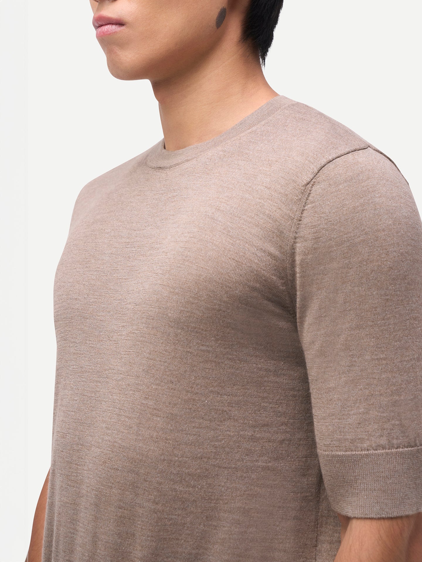 T-shirt en soie et cachemire pour homme couleur taupe- Gobi Cashmere