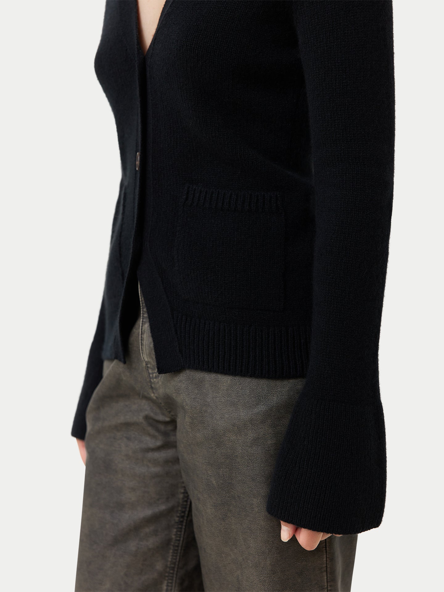 Cardigan col en V en cachemire Noir - Gobi Cashmere