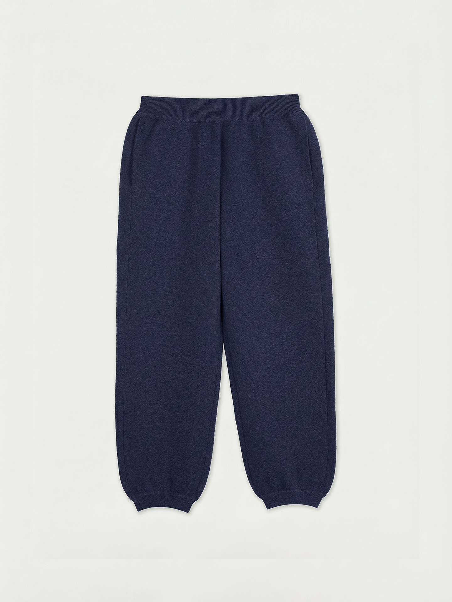 Vue de face d'un pantalon de jogging bleu marine sur fond gris clair. #color_india-ink