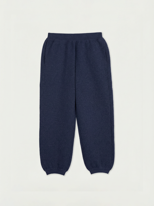 Vue de face d'un pantalon de jogging bleu marine sur fond gris clair. #color_india-ink