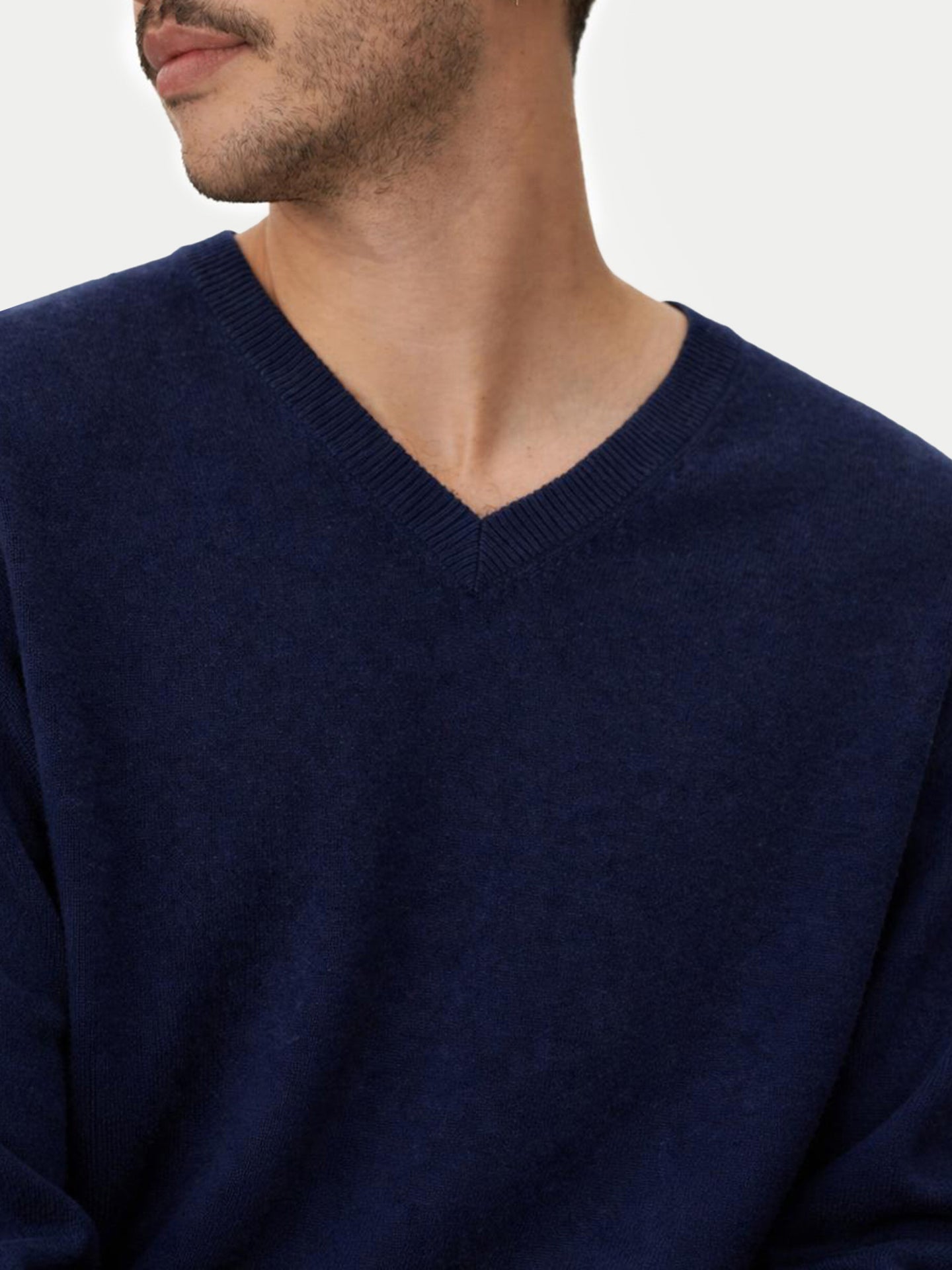 Pull col en V en cachemire Essential pour hommes Navy - Gobi Cashmere