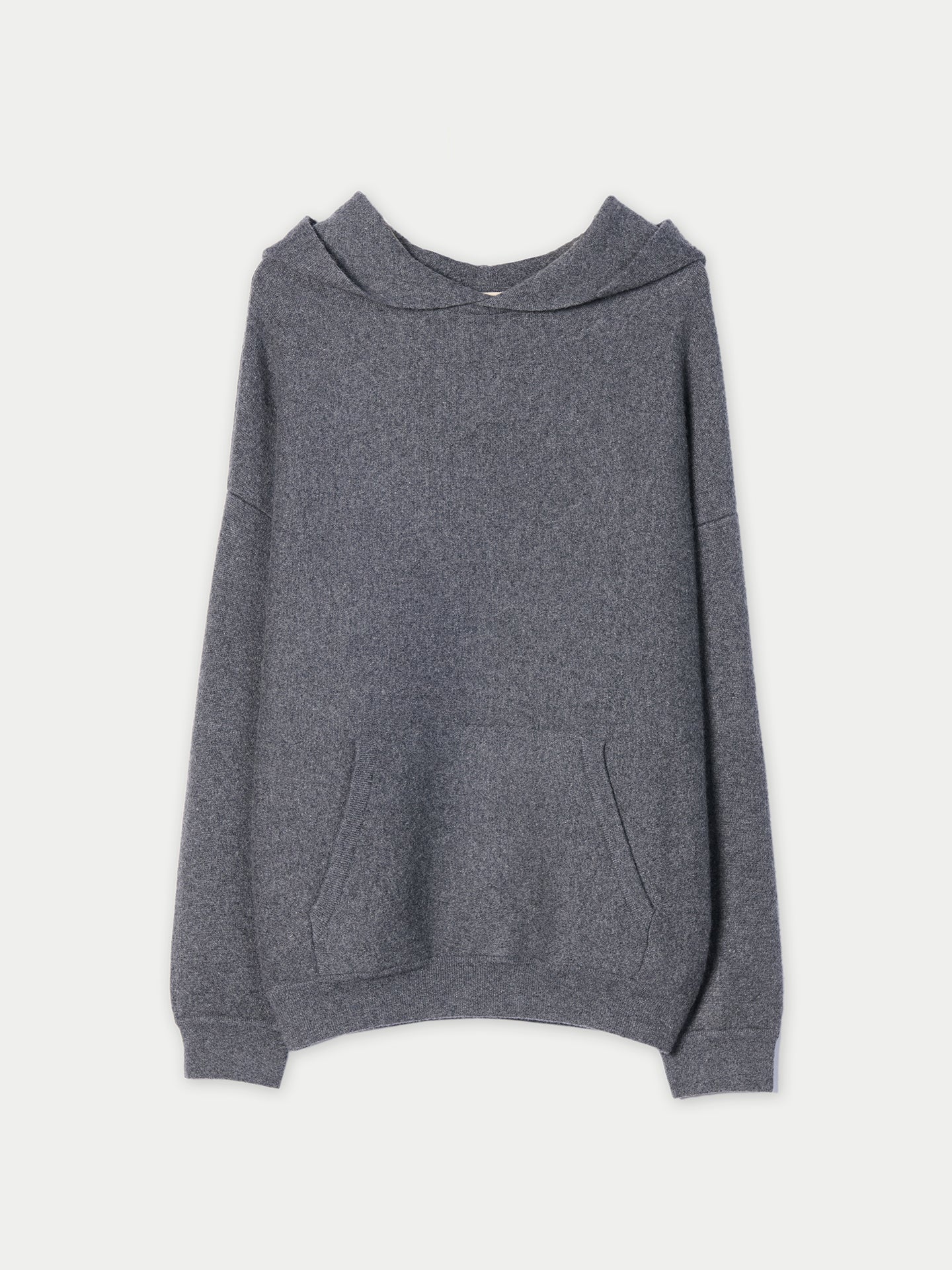 Vue de face d'un sweat à capuche gris avec poche sur fond gris clair. #color_plum-kitten