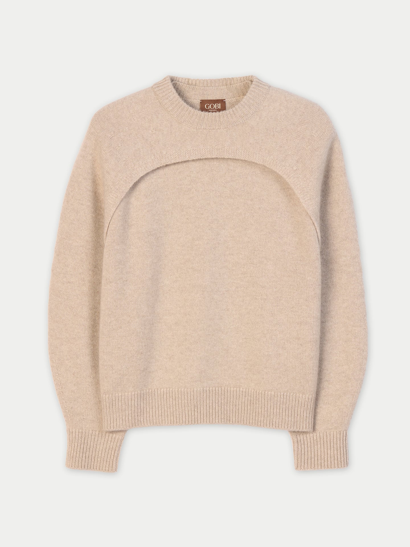 Un pull beige en maille architecturale avec un empiècement sur la poitrine, porté avec un pantalon en laine à fines rayures et une ceinture noire. #color_gris-chaud