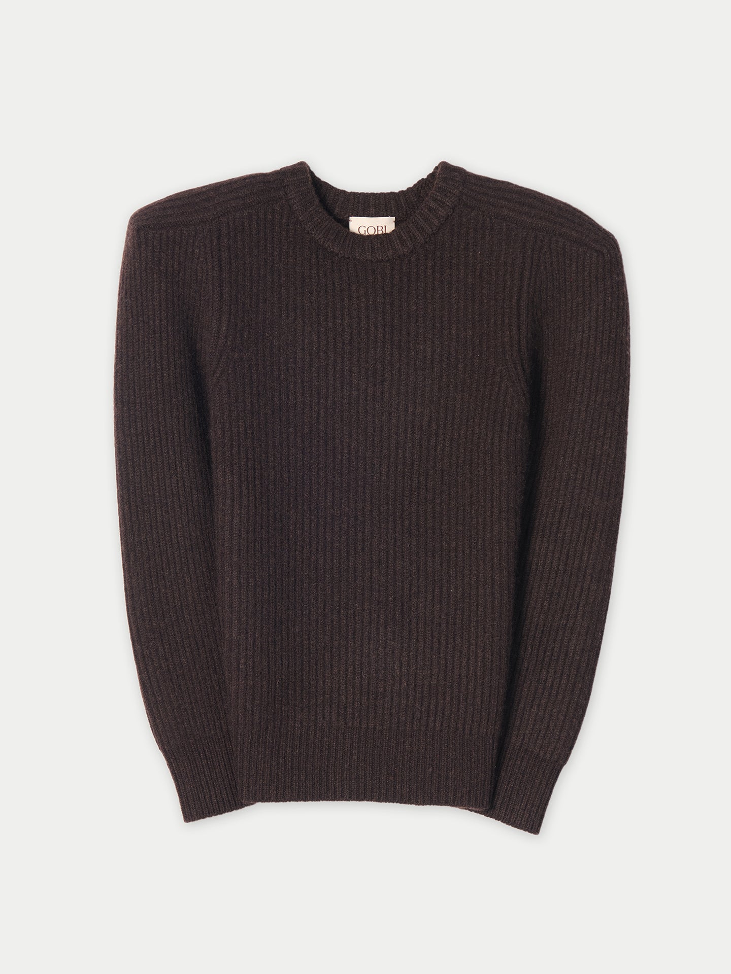 Vue de face d'un pull côtelé marron sculpté sur fond gris clair. #color_mole