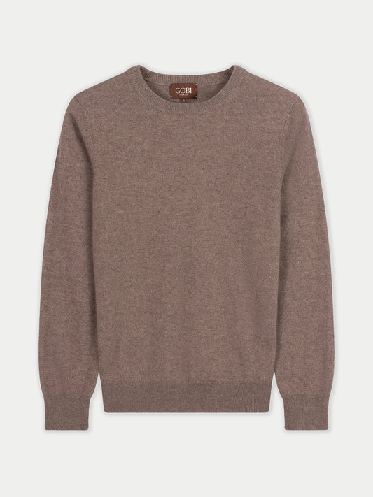 Vue de face d'un pull marron à col rond sur fond gris clair. #color_taupe