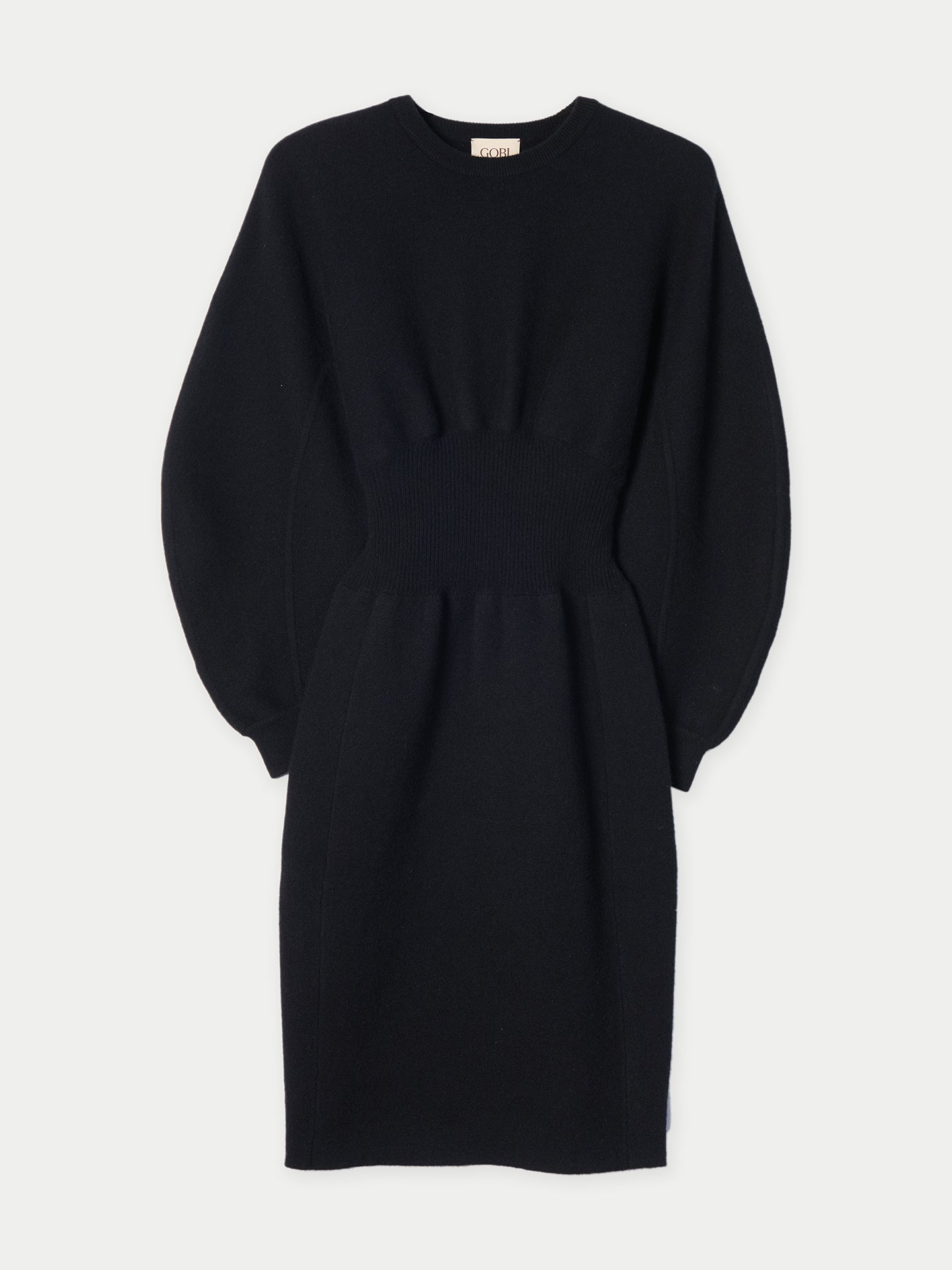 Vue de face d'une robe midi noire à manches longues évasées, col rond et taille côtelée, sur fond gris clair. #color_noir
