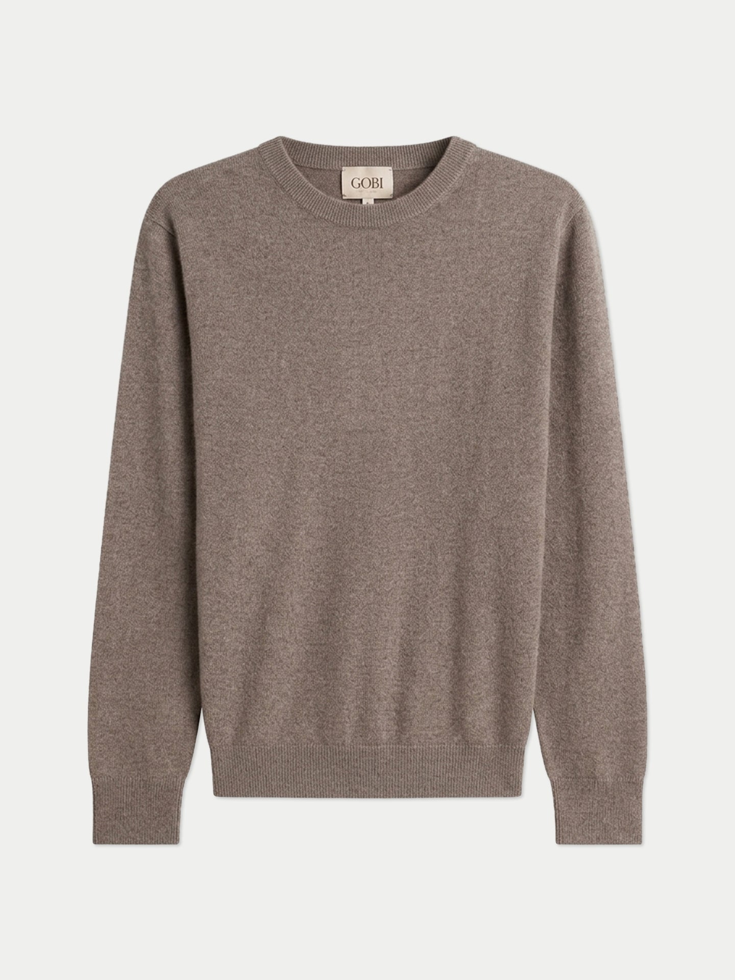 Vue de face d'un pull ras du cou couleur taupe sur fond gris clair. #color_taupe