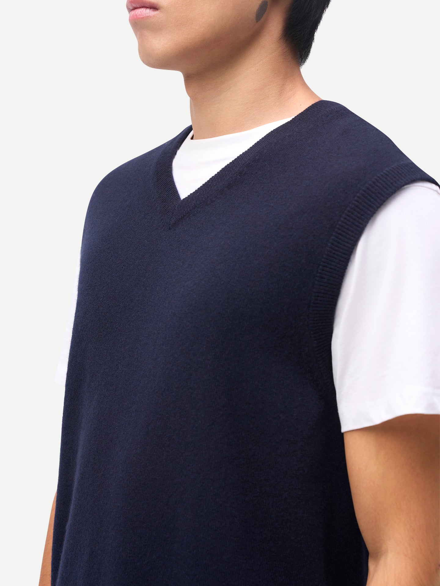 Gilet col en V en cachemire Timeless homme couleur marine | GOBI Cashmere