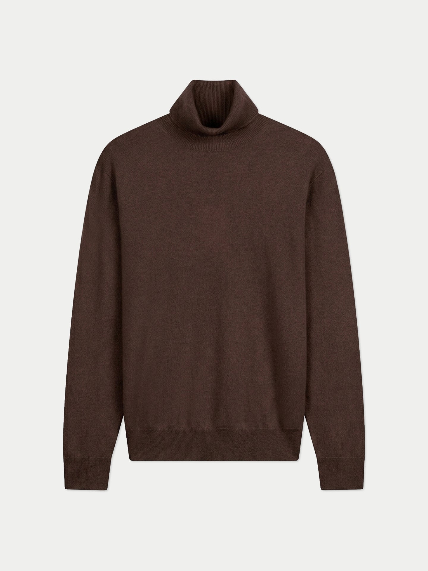 Vue de face d'un pull à col roulé marron sur fond gris clair. #color_cacao
