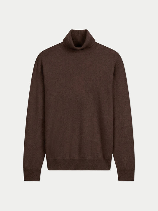 Vue de face d'un pull à col roulé marron sur fond gris clair. #color_cacao