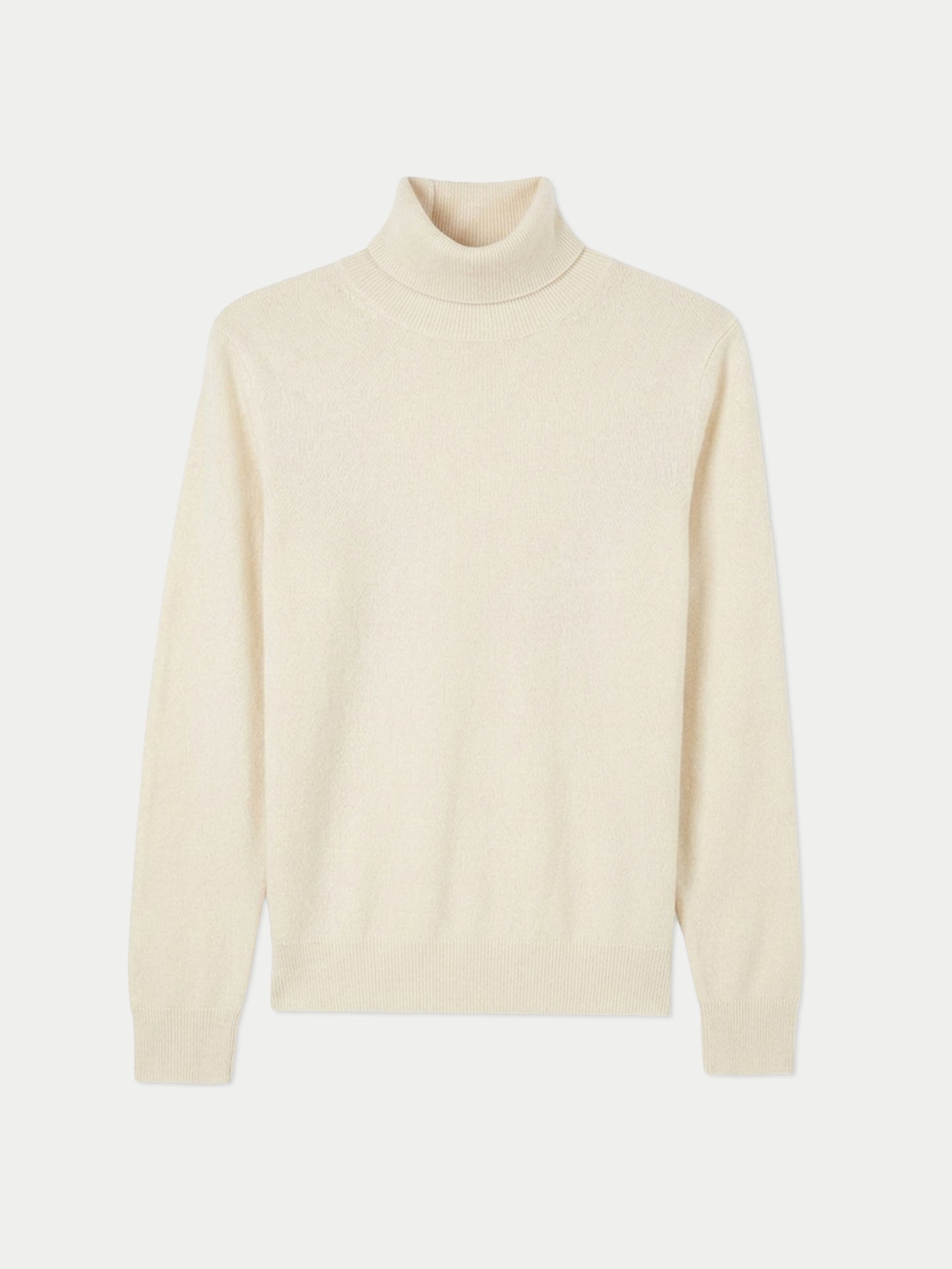 Vue de face d'un pull à col roulé blanc sur fond gris clair. #color_blanc-cassé