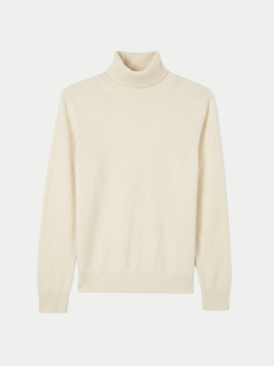 Vue de face d'un pull à col roulé blanc sur fond gris clair. #color_blanc-cassé