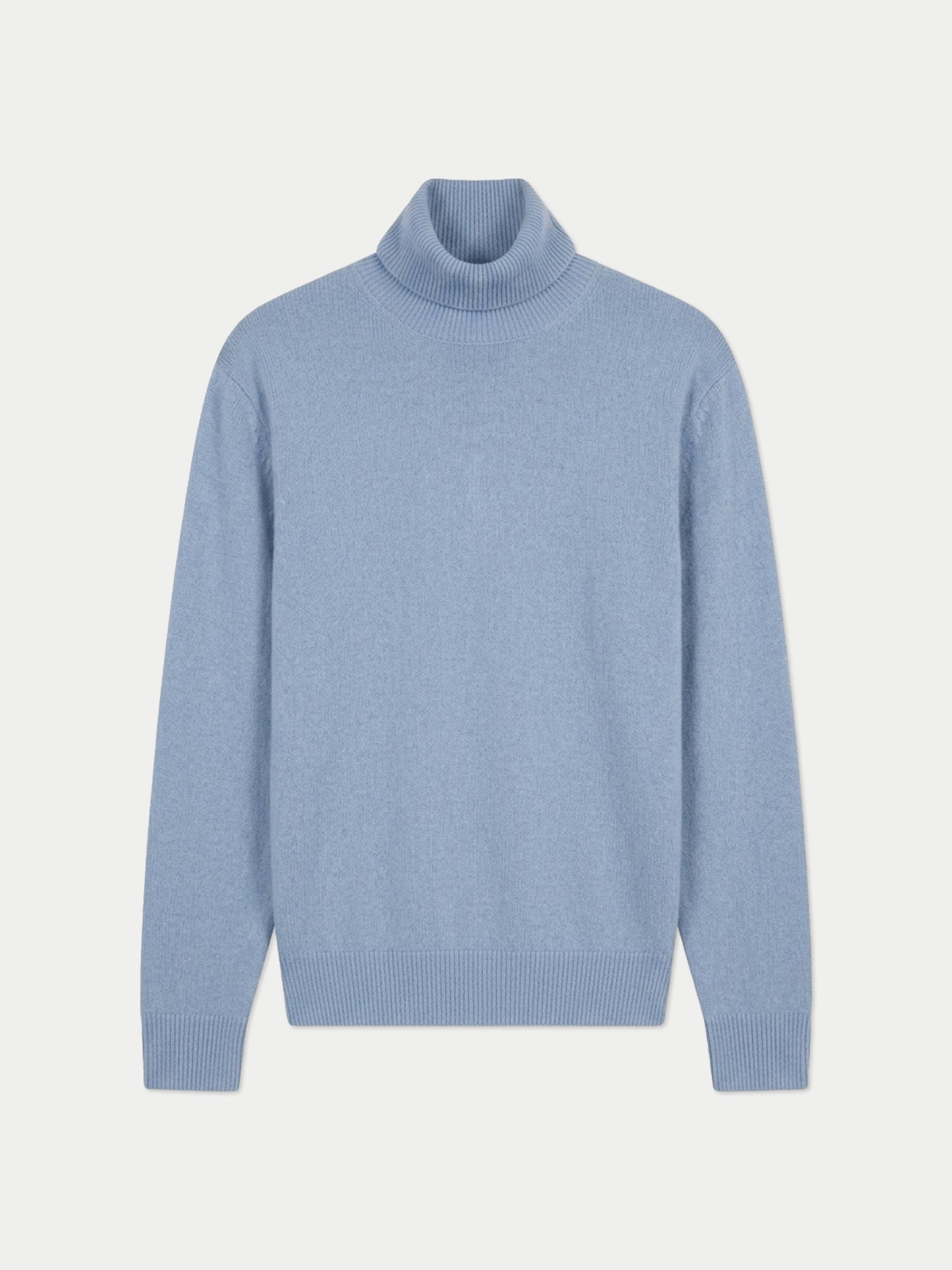 Vue de face d'un pull à col roulé bleu clair sur fond gris clair. #color_bleu-clair