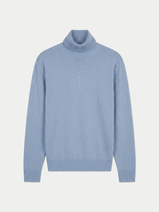 Vue de face d'un pull à col roulé bleu clair sur fond gris clair. #color_bleu-clair