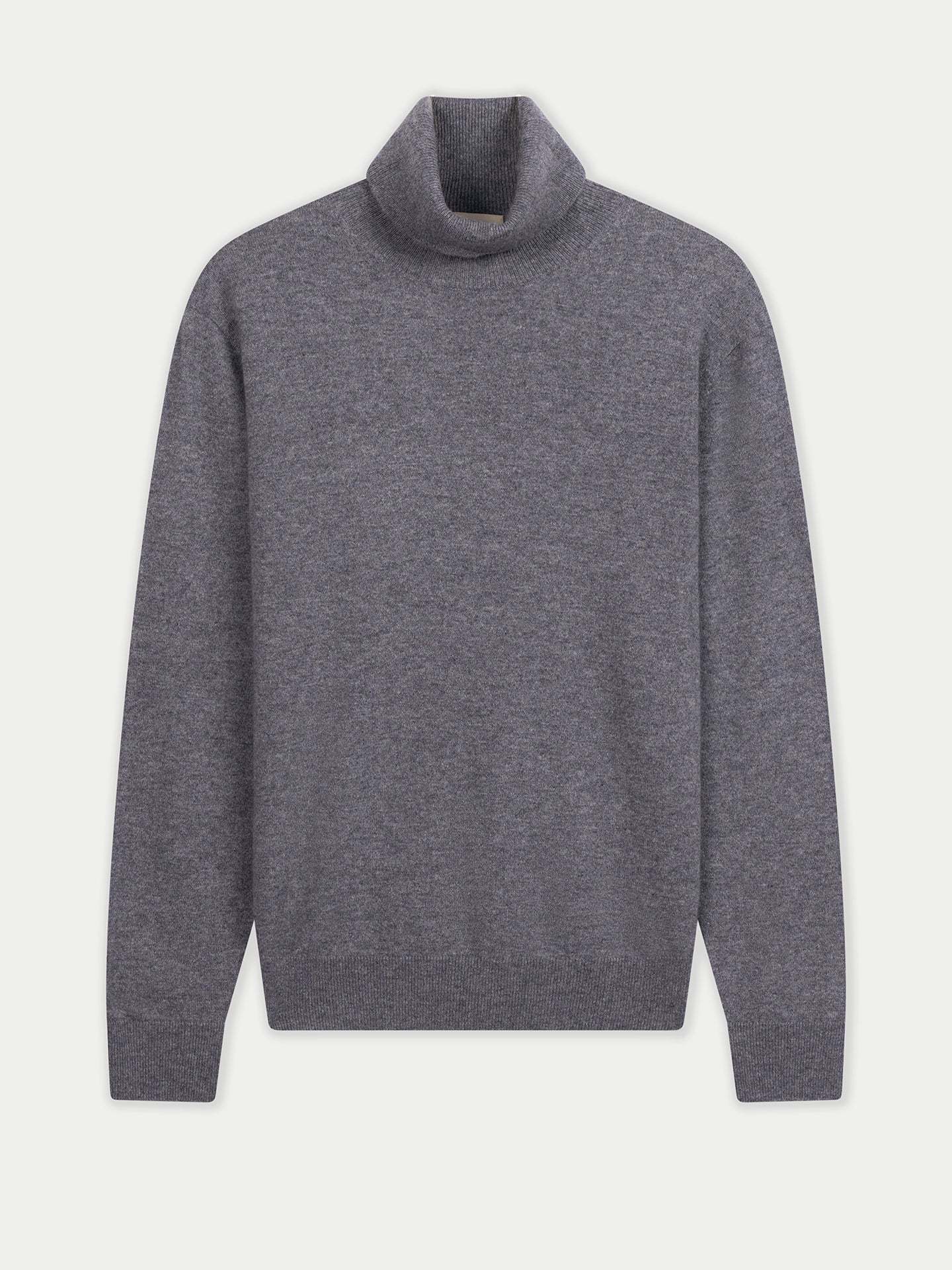 Vue de face d'un pull à col roulé gris sur fond gris clair. #color_gris-foncé