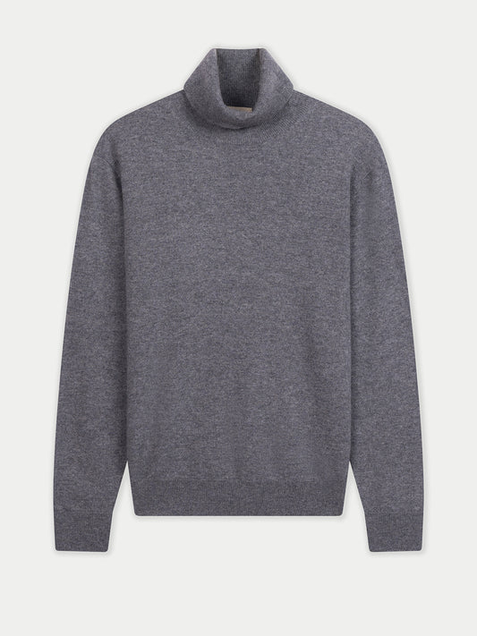 Vue de face d'un pull à col roulé gris sur fond gris clair. #color_gris-foncé