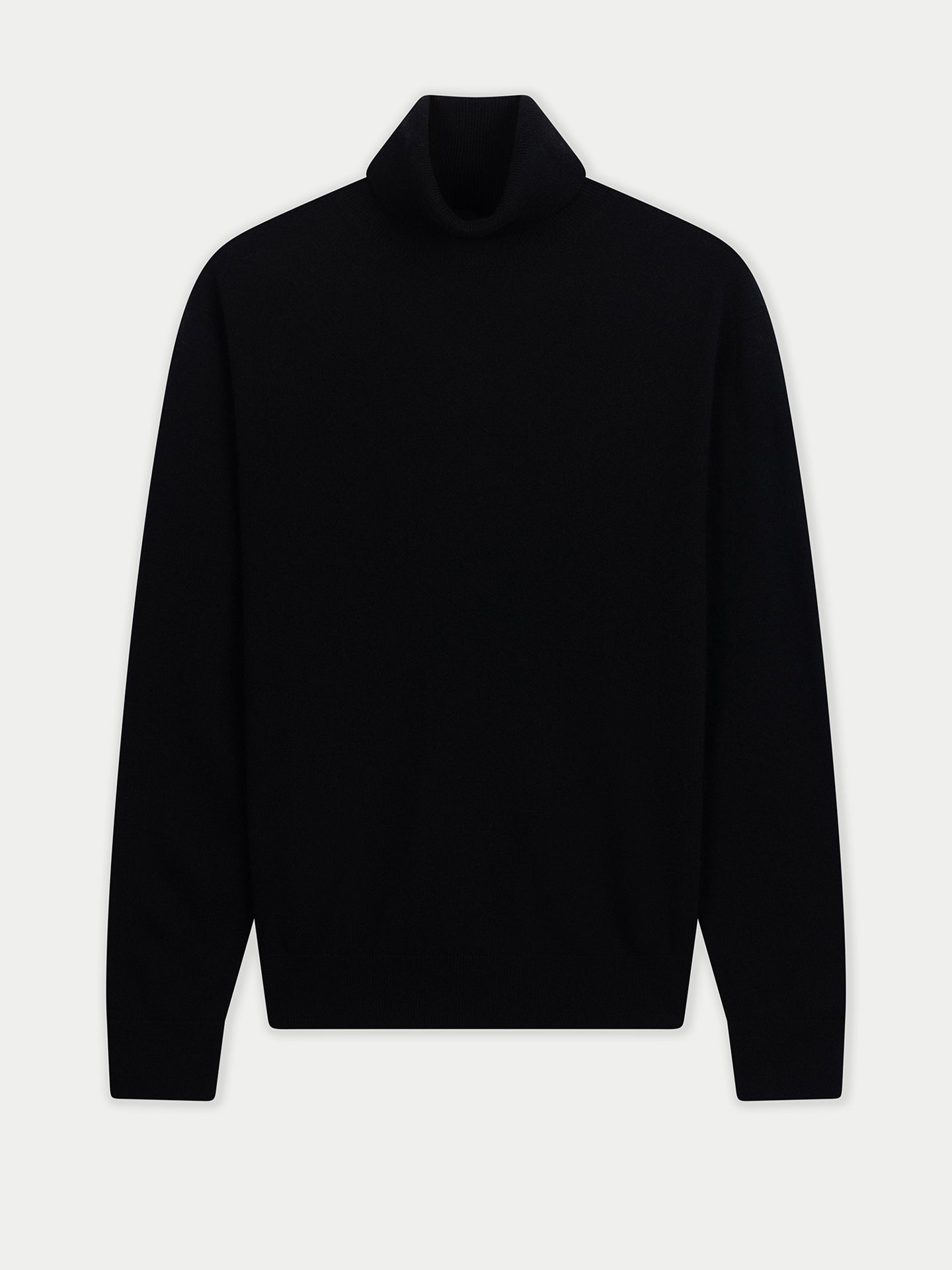 Vue de face d'un pull à col roulé noir sur fond gris clair. #color_noir