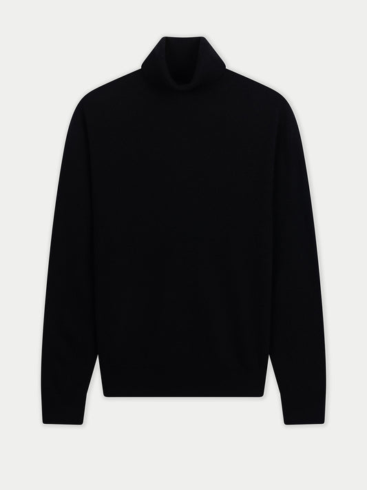 Vue de face d'un pull à col roulé noir sur fond gris clair. #color_noir