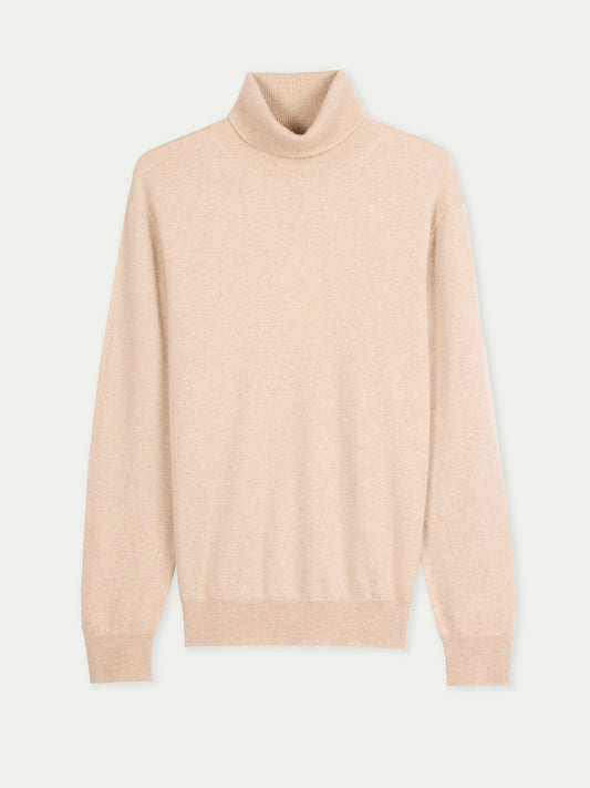 Vue de face d'un pull à col roulé beige sur fond gris clair. #color_beige