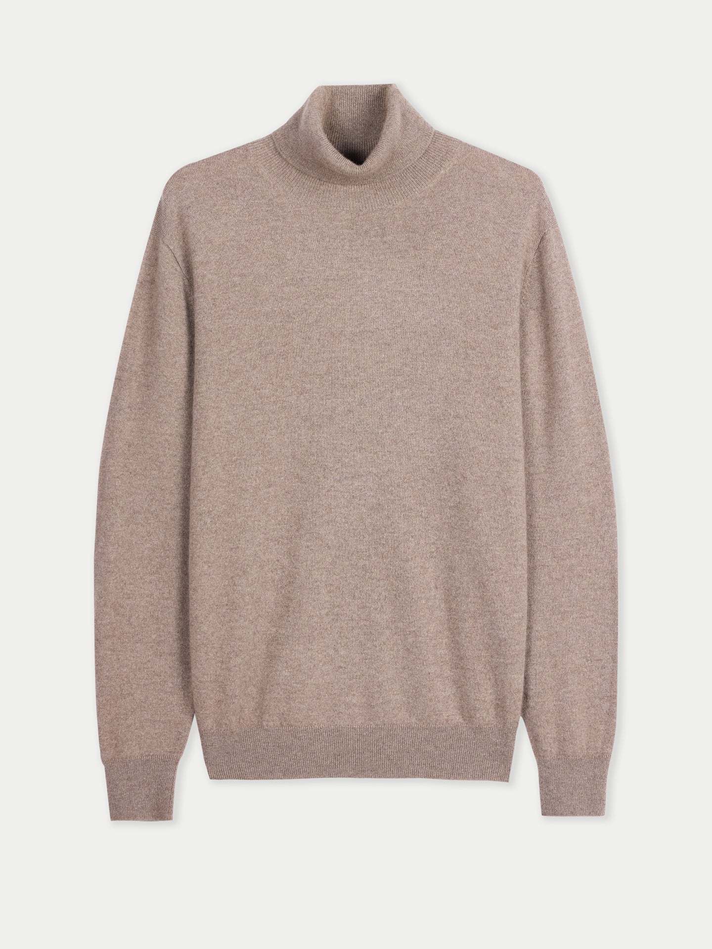 Vue de face d'un pull à col roulé beige avec poignets et ourlet côtelés sur fond gris clair. #color_taupe