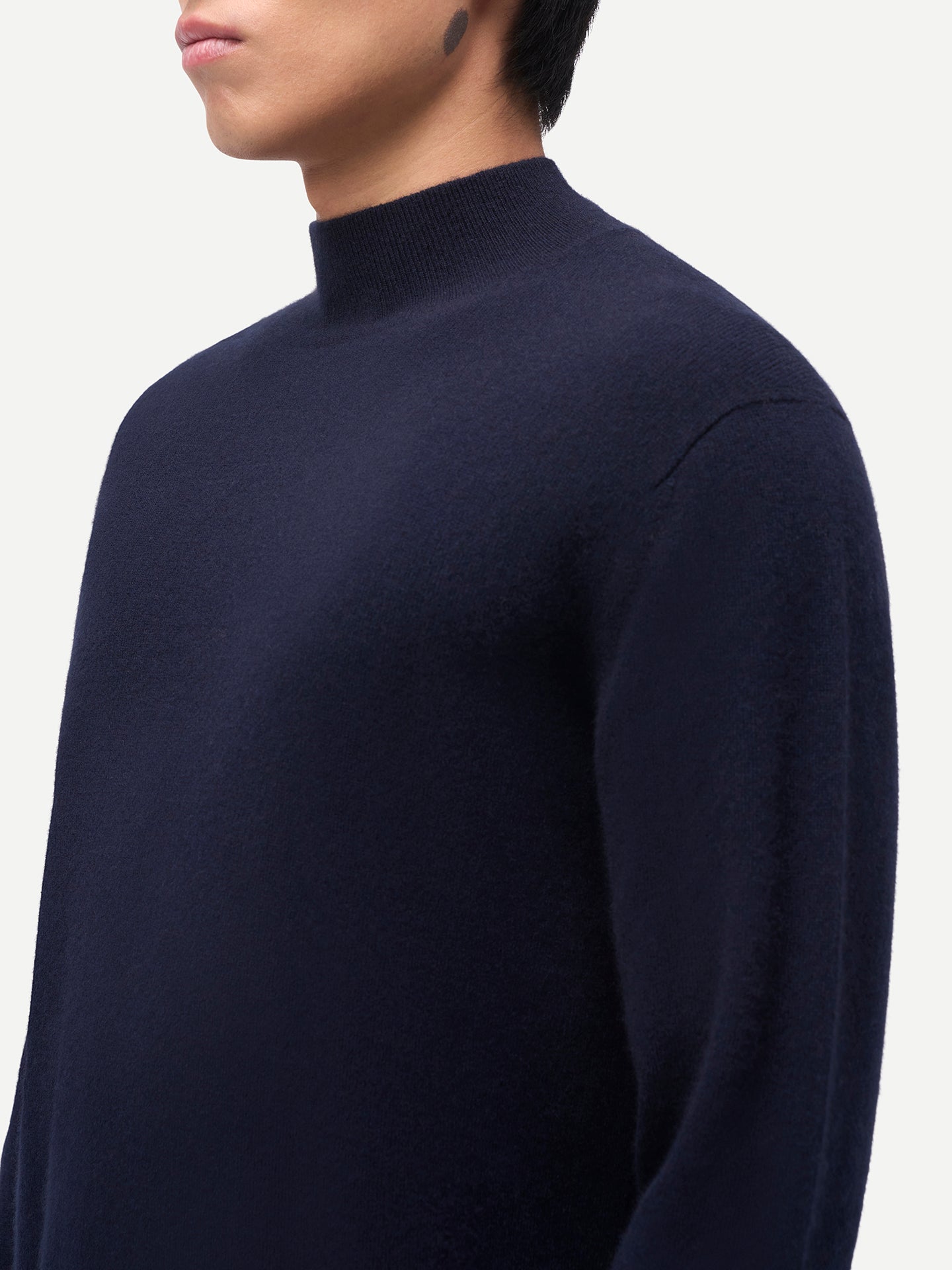 Pull col haut en cachemire Timeless homme couleur marine | GOBI Cashmere