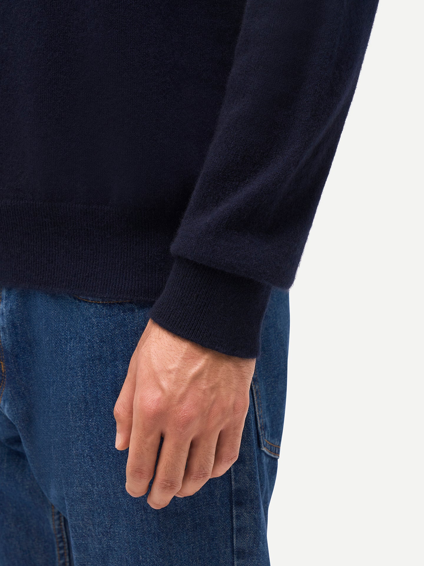 Pull col haut en cachemire Timeless homme couleur marine | GOBI Cashmere
