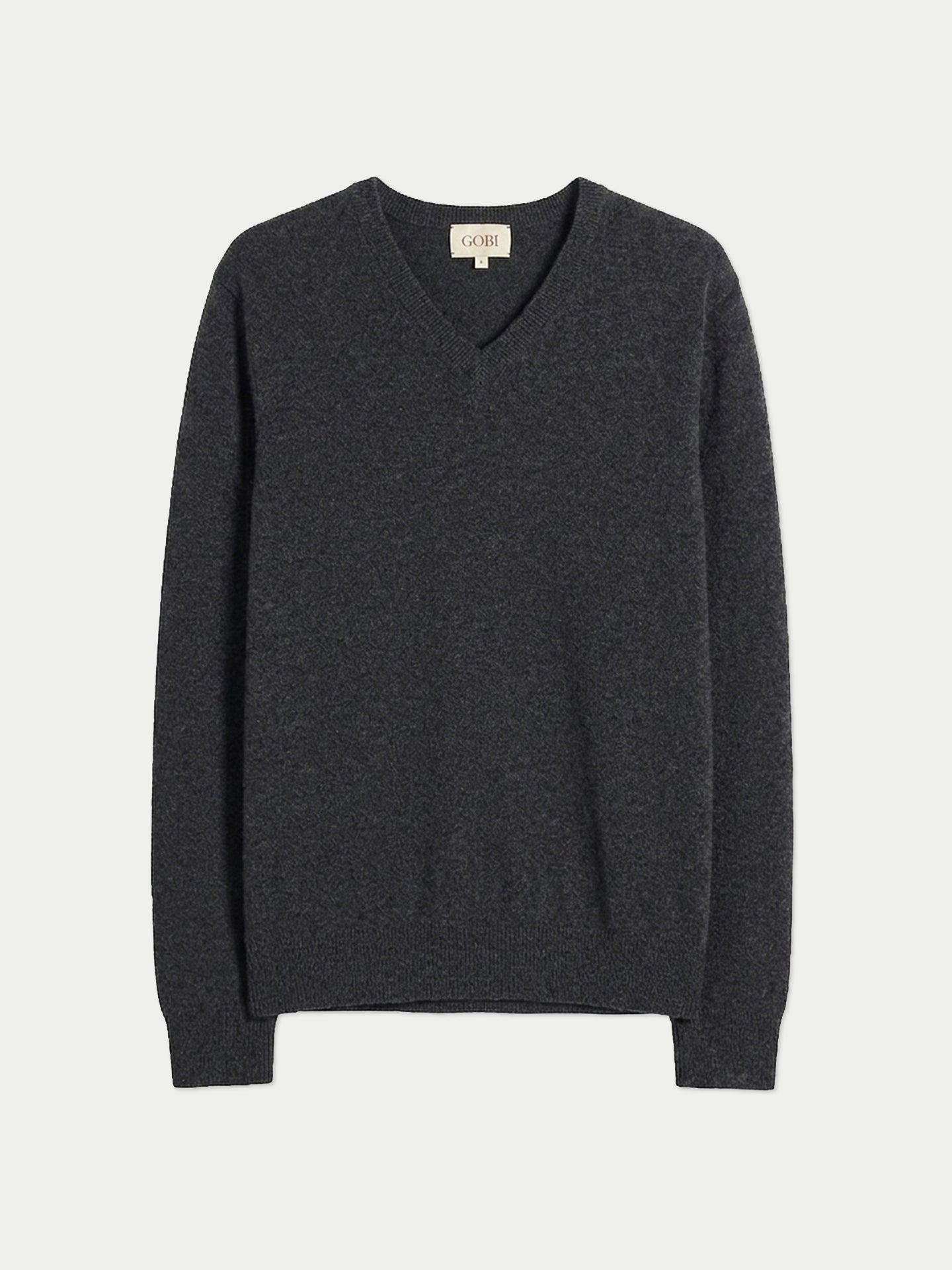 Vue de face d'un pull gris foncé à col en V sur fond gris clair. #color_gris-taupe