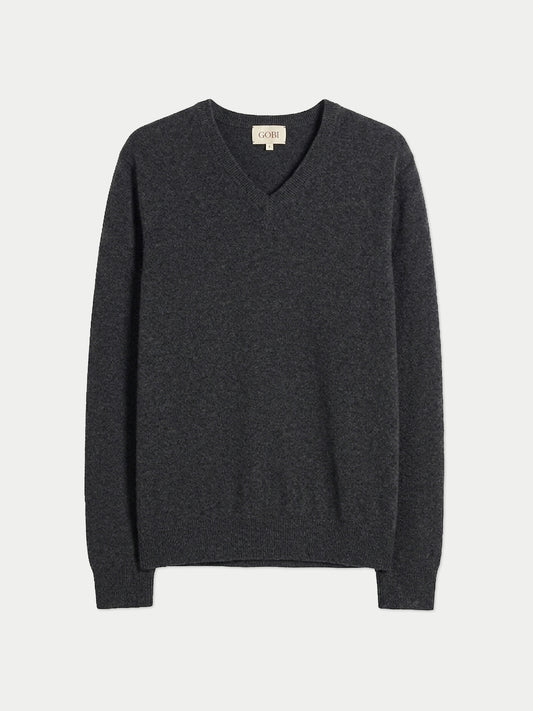 Vue de face d'un pull gris foncé à col en V sur fond gris clair. #color_gris-taupe