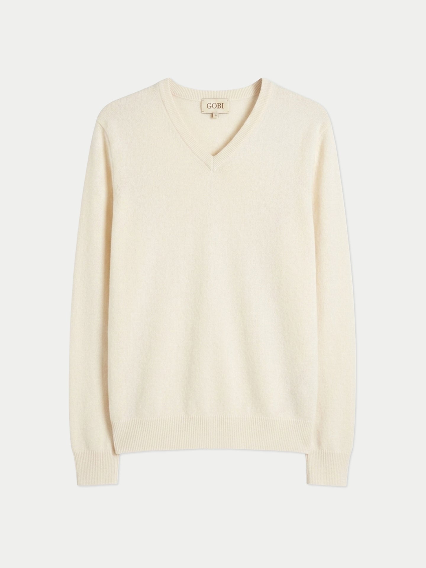 Vue de face d'un pull blanc à col en V sur fond gris clair. #color_blanc-cassé