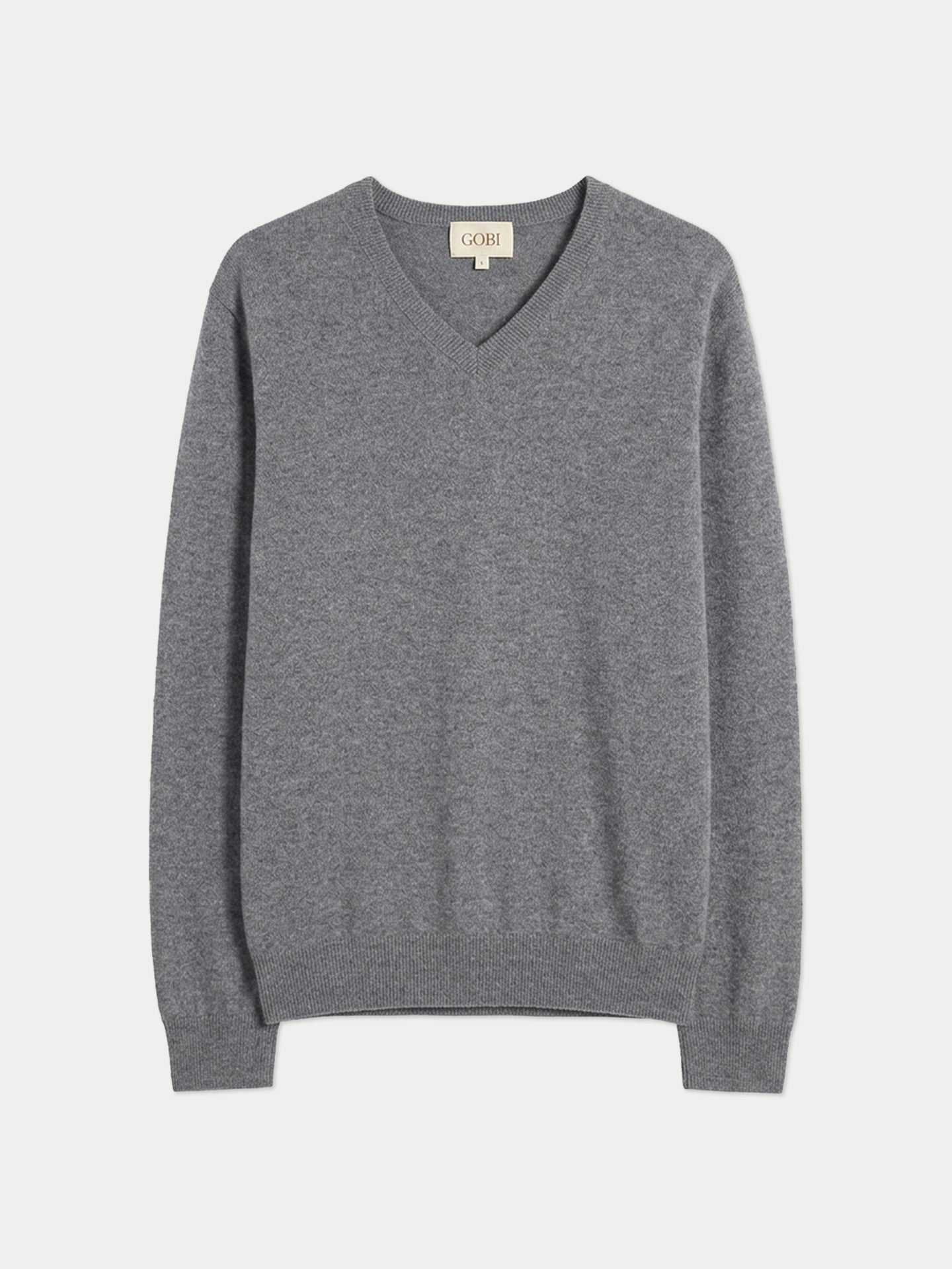 Vue de face d'un pull gris à col en V sur fond gris clair. #color_gris-foncé
