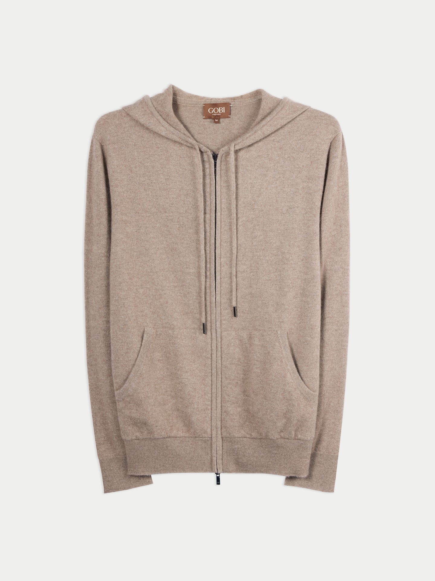Vue de face d'un sweat à capuche beige à poches latérales sur fond gris clair. #color_beige