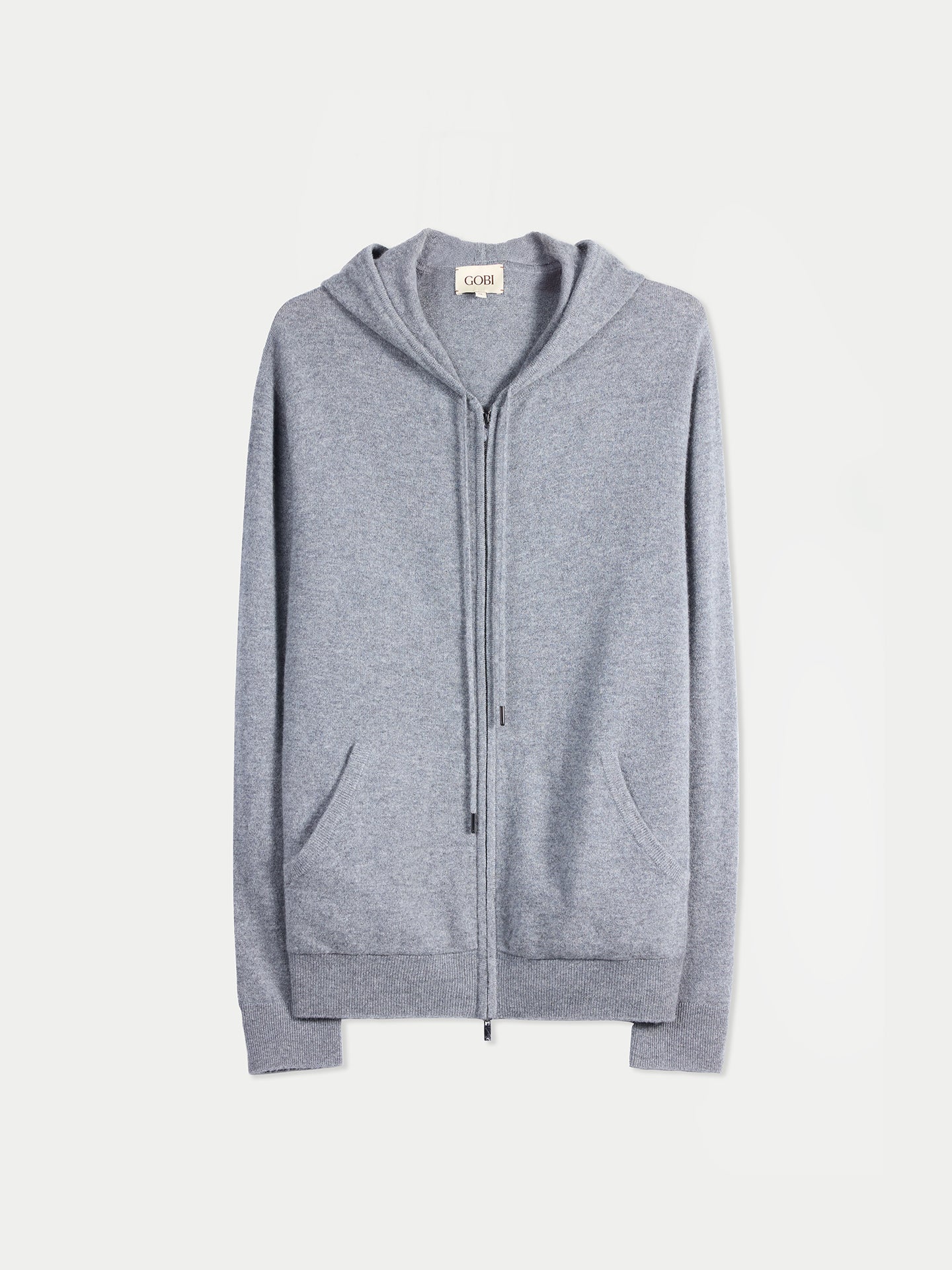 Vue de face d'un sweat à capuche gris zippé avec poches latérales sur fond gris clair. #color_gris-foncé