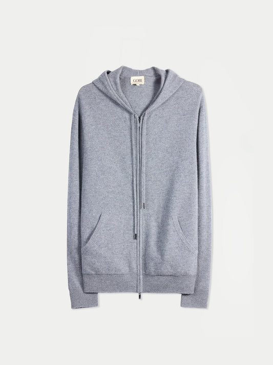 Vue de face d'un sweat à capuche gris zippé avec poches latérales sur fond gris clair. #color_gris-foncé