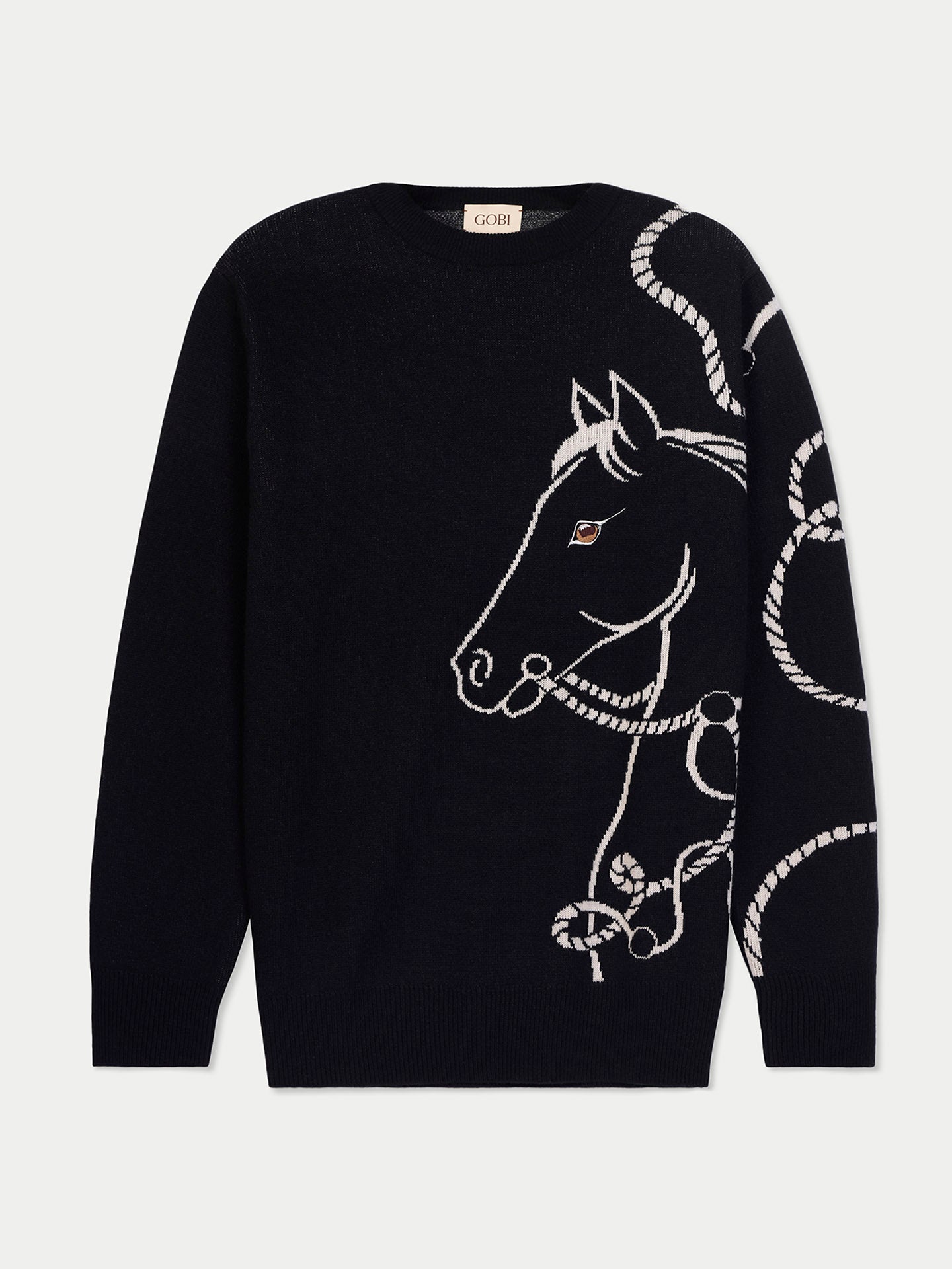 Un pull en cachemire noir de la marque Gobi, présentant un motif artistique blanc sur le côté gauche et la manche. Le motif représente une tête de cheval stylisée entourée de cordes entrelacées, avec un détail brun au niveau de l'œil du cheval. #color_noir