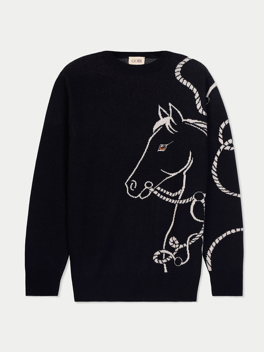 Un pull en cachemire noir de la marque Gobi, présentant un motif artistique blanc sur le côté gauche et la manche. Le motif représente une tête de cheval stylisée entourée de cordes entrelacées, avec un détail brun au niveau de l'œil du cheval. #color_noir
