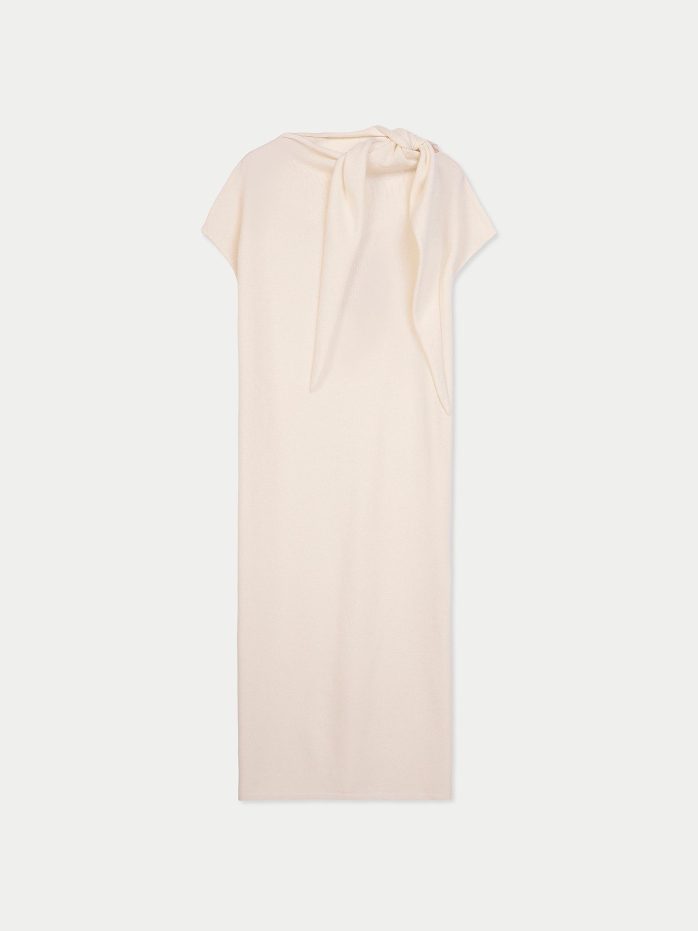 Vue de face d'une robe blanche à manches courtes arrivant sous le genou, avec un foulard noué, sur fond gris clair. #color_blanc
