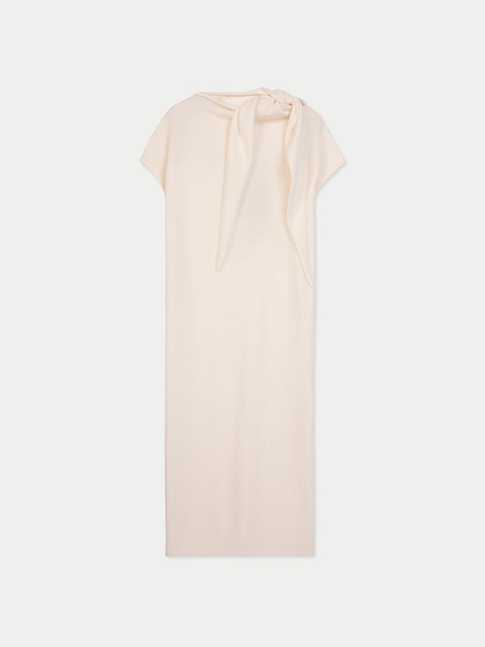 Vue de face d'une robe blanche à manches courtes arrivant sous le genou, avec un foulard noué, sur fond gris clair. #color_blanc