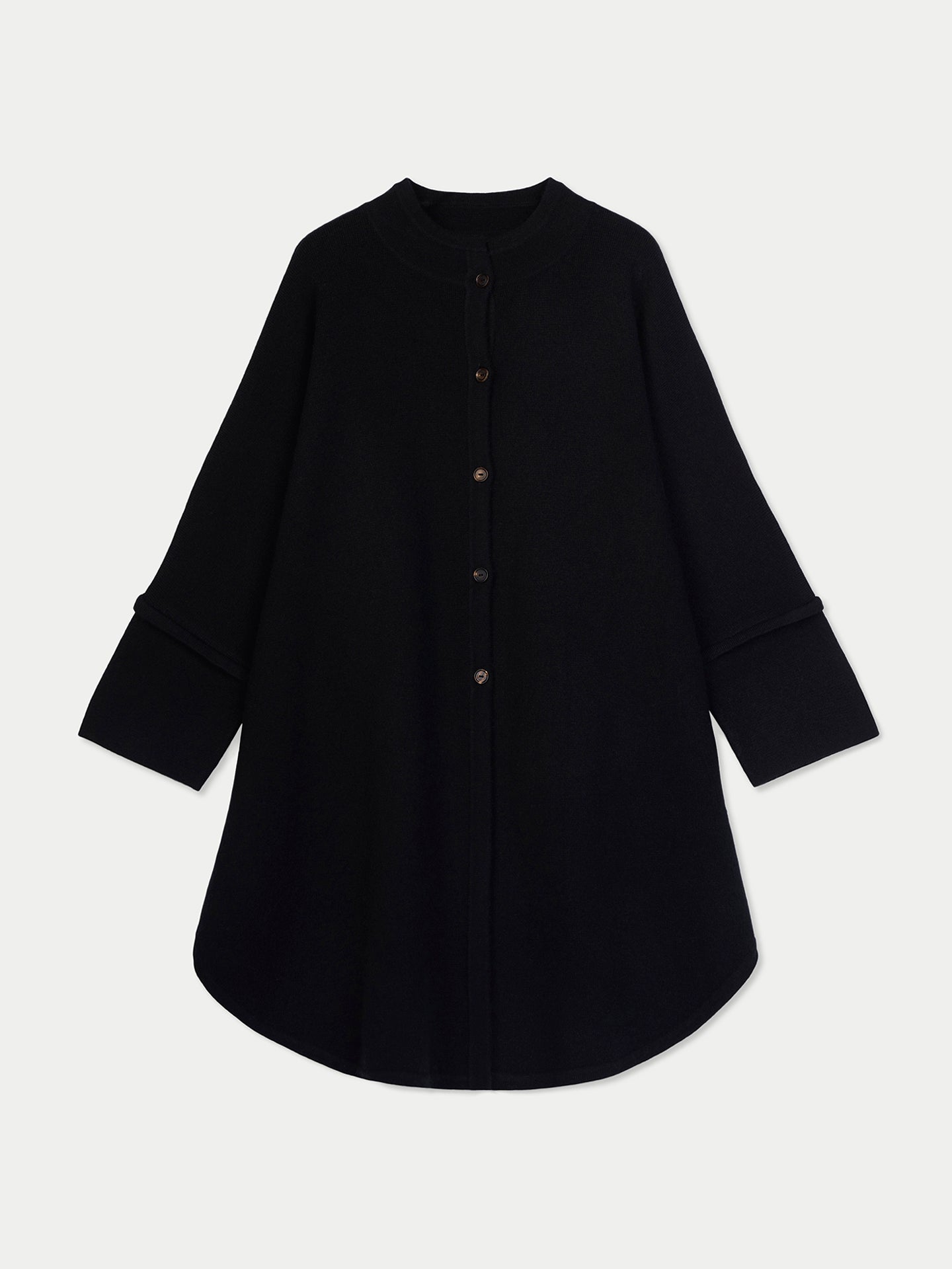 Poncho noir à boutons sur fond gris clair #color_noir