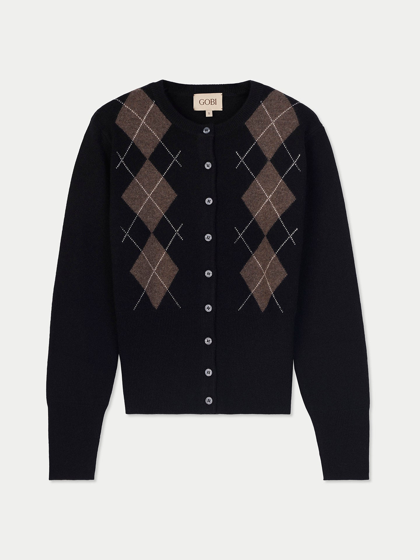 Vue de face d'un cardigan noir à col rond, à motif losanges marron, poignets et taille côtelés, assorti à un pantalon sur fond gris clair. #color_noir