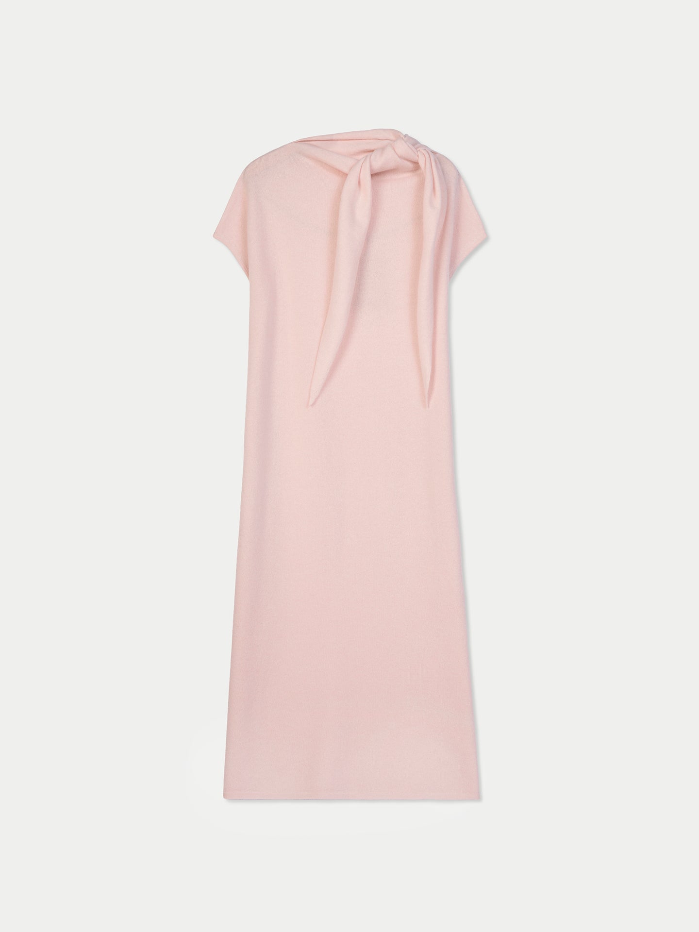 Vue de face d'une robe rose à manches courtes arrivant sous le genou, avec un foulard noué, sur fond gris clair. #color_peach-blush