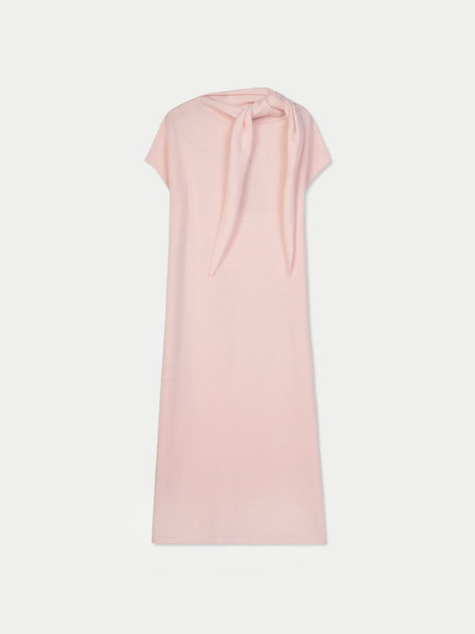 Vue de face d'une robe rose à manches courtes arrivant sous le genou, avec un foulard noué, sur fond gris clair. #color_peach-blush