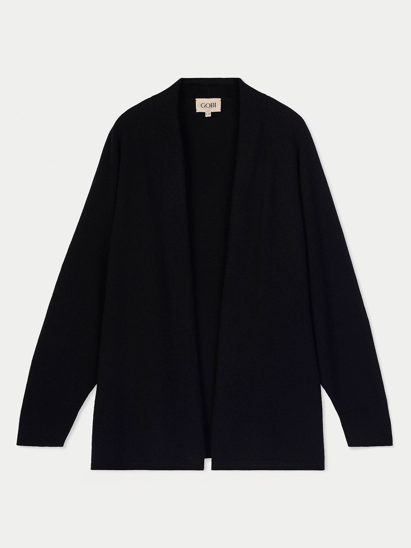 Vue de face d'un cardigan noir ouvert sur fond gris clair. #color_noir