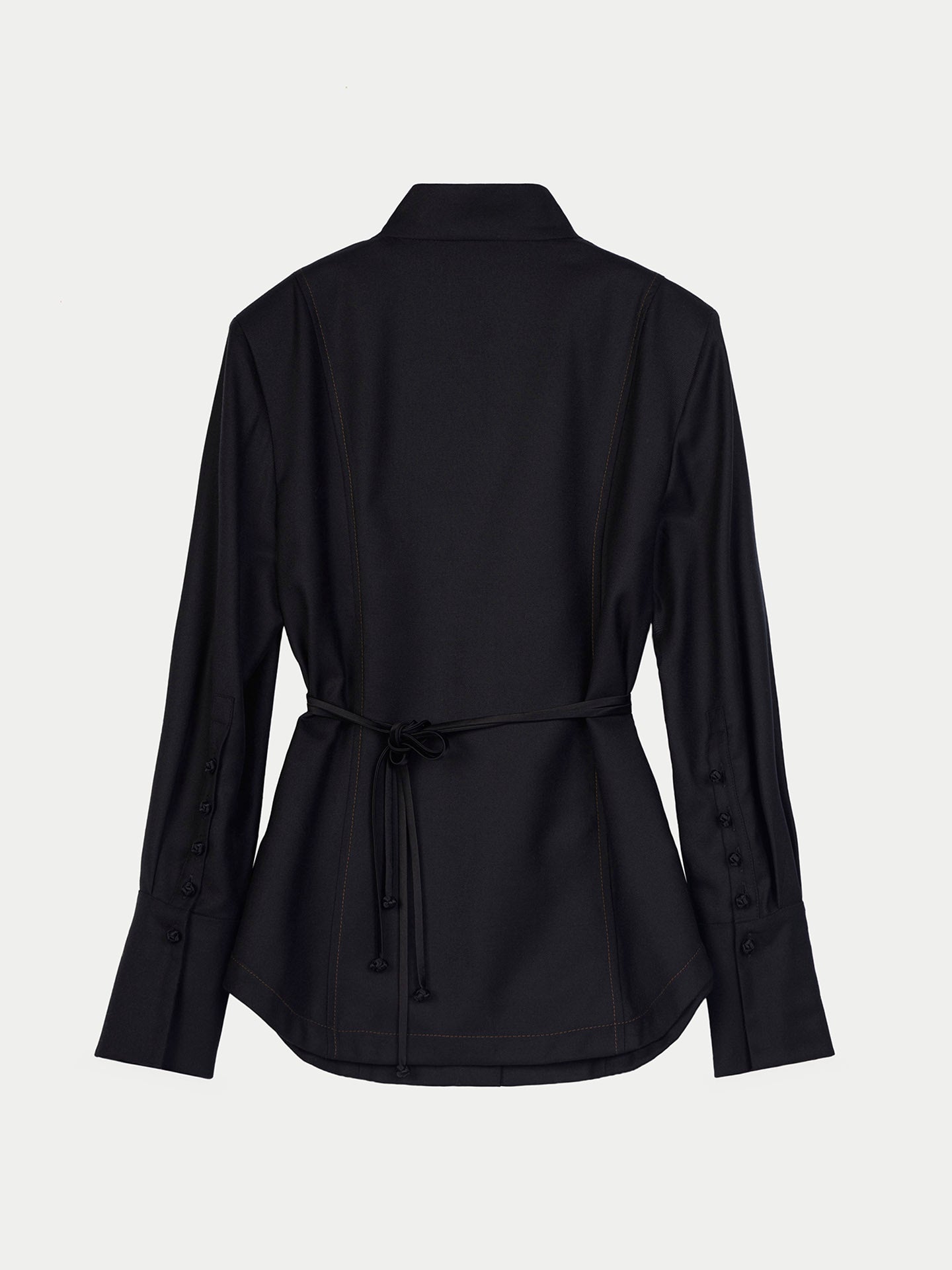 Vue de dos d'une chemise traditionnelle mongole noire à manches longues avec ceinture sur fond gris clair. #color_noir