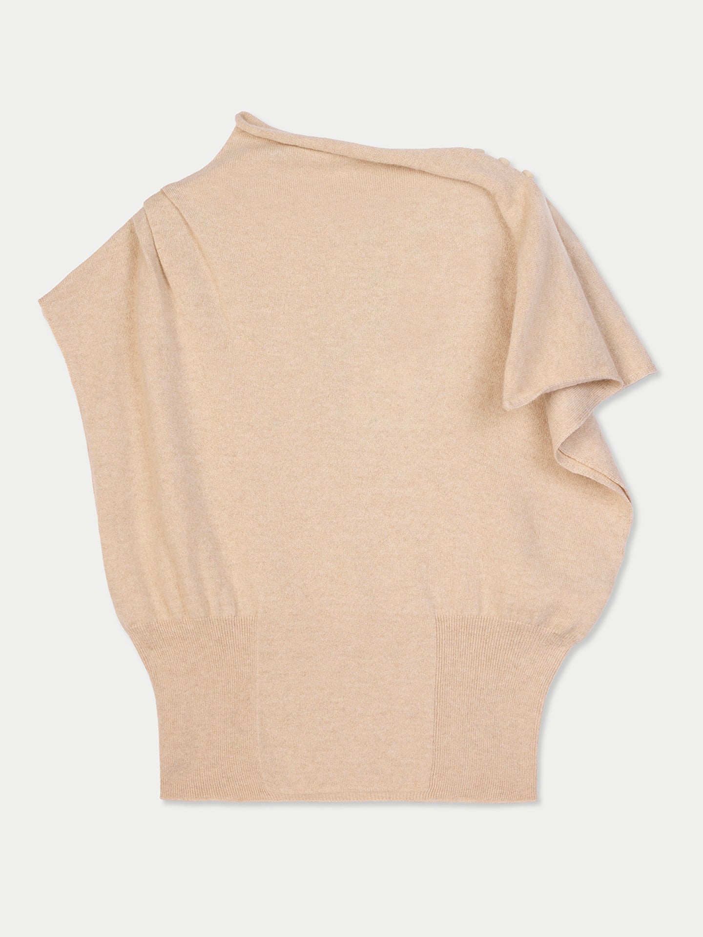 Vue de face d'un haut beige en cachemire à manches courtes, col asymétrique et taille côtelée, et d'un pantalon noir sur fond gris clair. #color_beige
