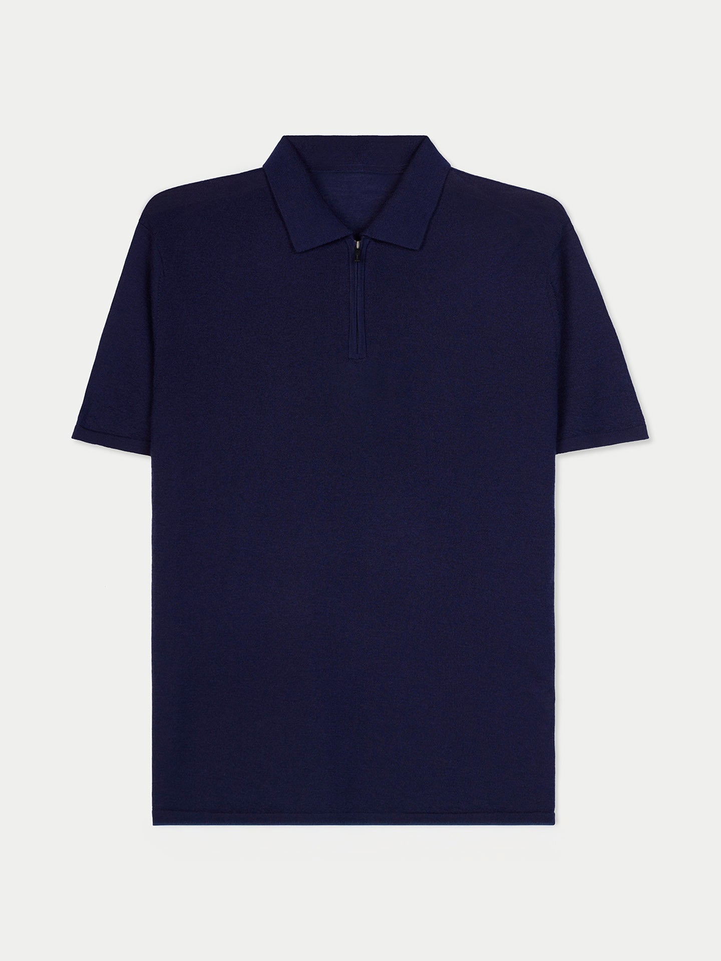 Vue de face d'un t-shirt en cachemire bleu marine à col et demi-zip sur fond gris clair. #color_mood-indigo