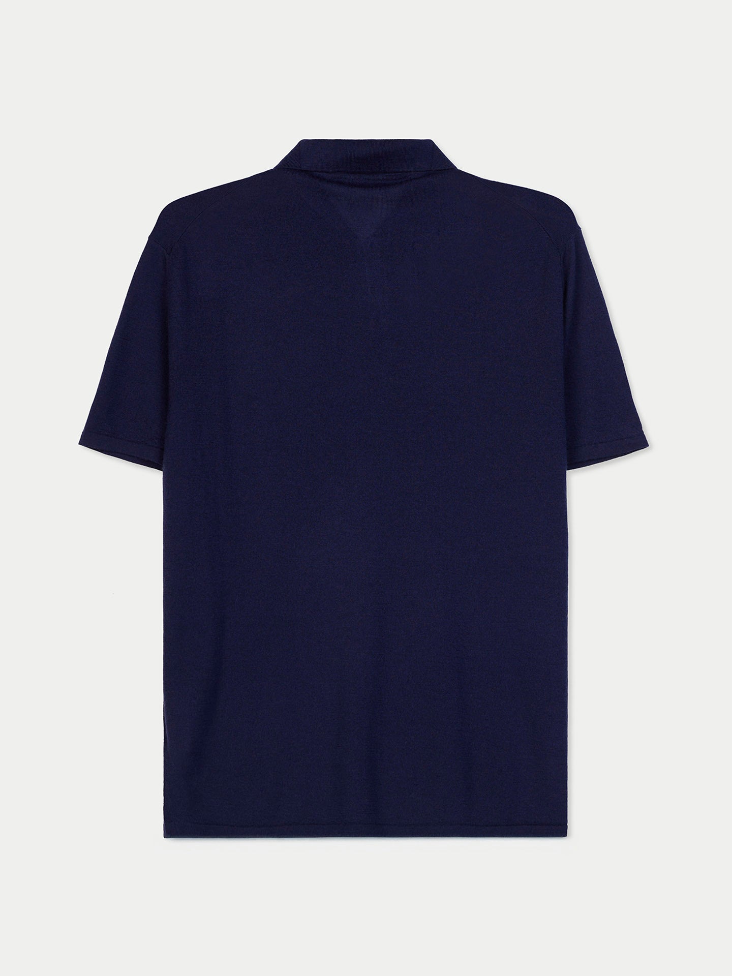 Vue de dos d'un homme portant un t-shirt en cachemire bleu marine à col, sur fond gris clair. #color_mood-indigo