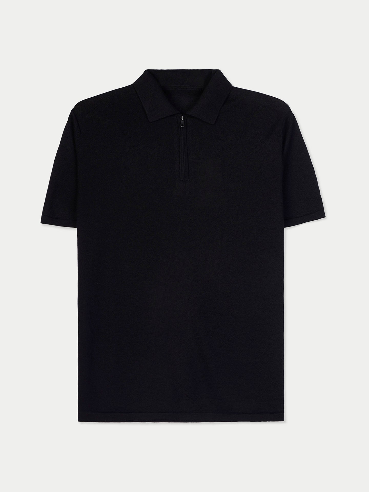 Vue de face d'un t-shirt en cachemire noir à col et demi-zip sur fond gris clair. #color_noir
