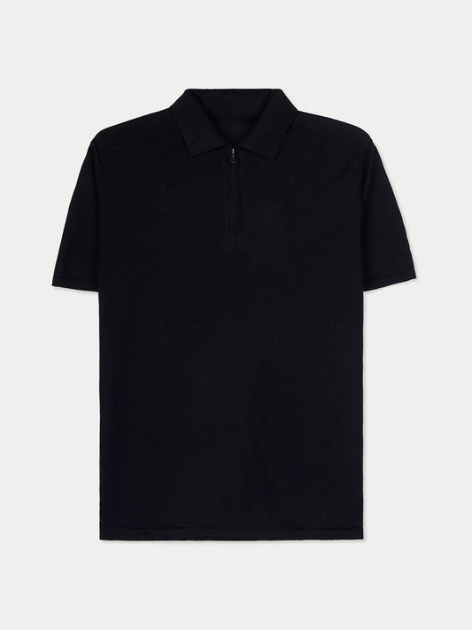 Vue de face d'un t-shirt en cachemire noir à col et demi-zip sur fond gris clair. #color_noir