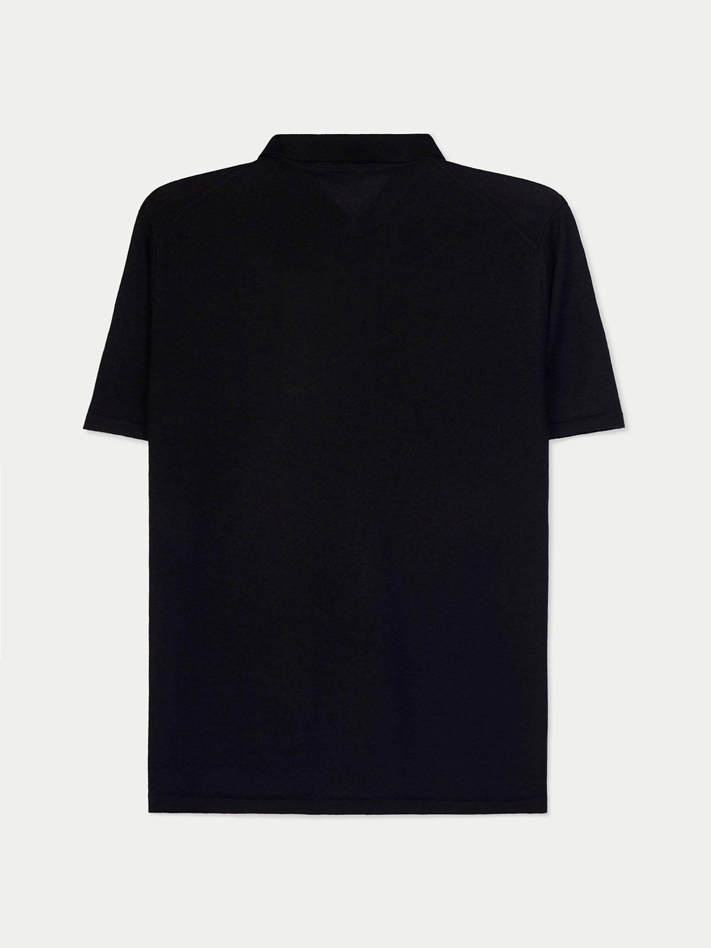 Vue de dos d'un homme portant un t-shirt en cachemire noir à col, sur fond gris clair. #color_noir