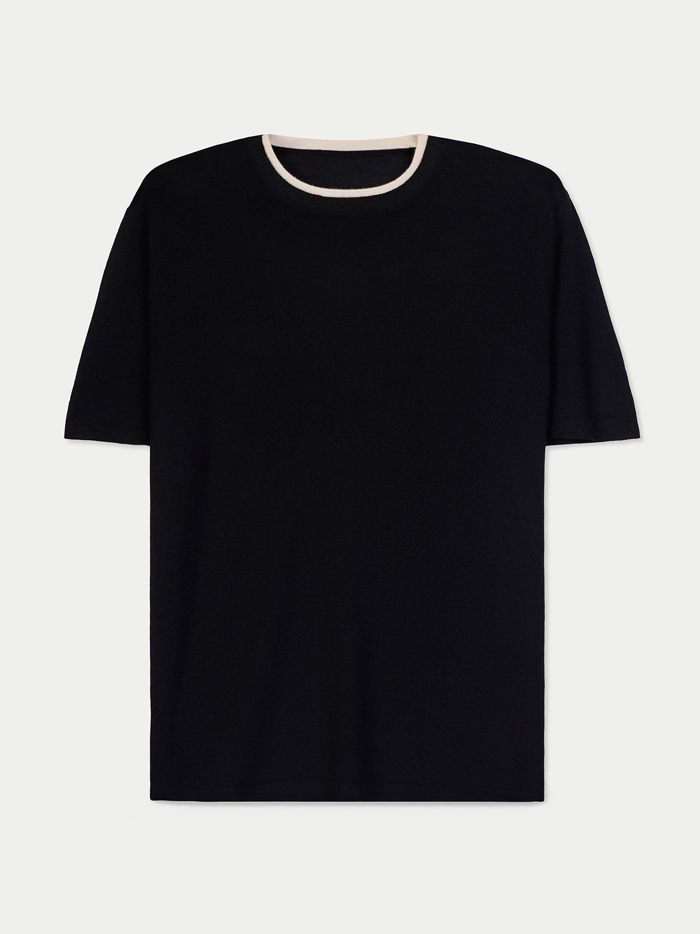 Vue de face d'un t-shirt en cachemire noir avec un col rond blanc sur fond gris clair. #color_noir